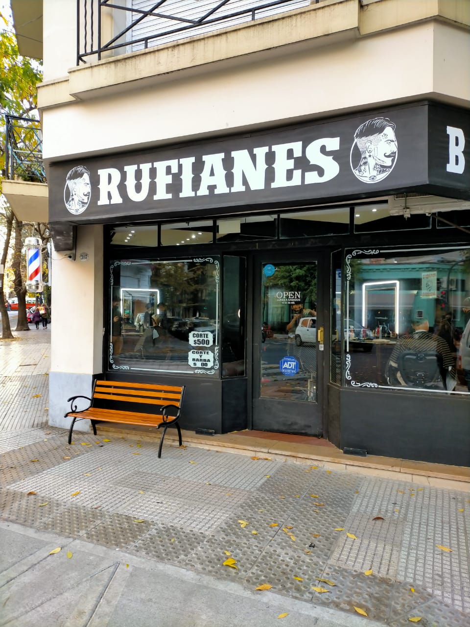 Rufianes Barbería Storefront